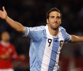 冯劲冬训留队之谜揭晓，穆斯卡特战术蓝图与李新翔的赛季布局成关键